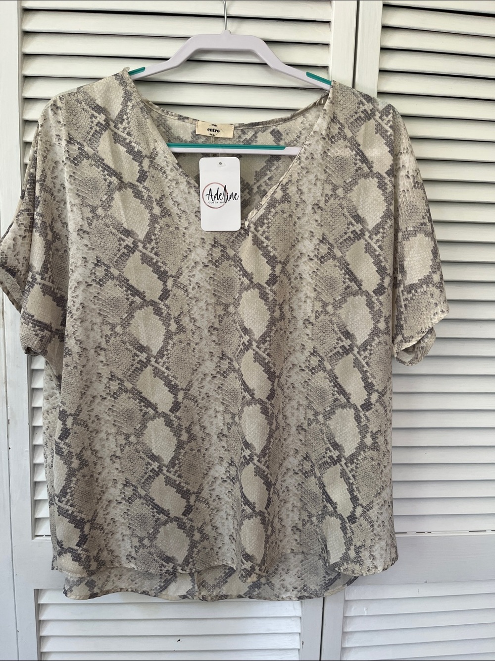 entro Neutral Snake-Print V-Neck Short Sleeve Top